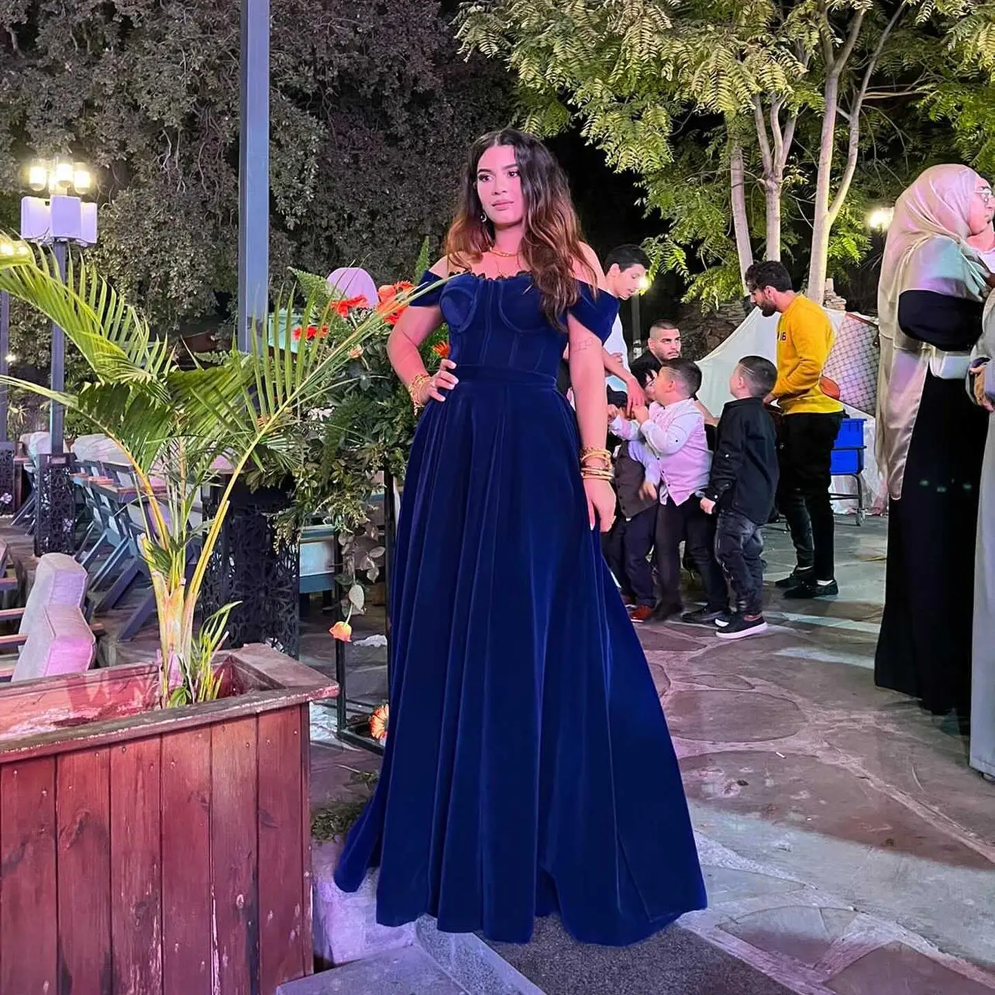 

Customized Modern Strapless Velvet Off the Shoulder Evening Dresses Elegant Floor Length Celebrity Gowns Vestido De Noche