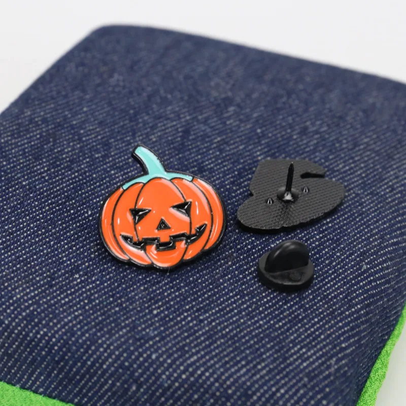 Broche de dibujos animados con cabeza de calabaza y murciélago, Serie de Halloween, bolso, sombrero fantasma, a la moda, novedad