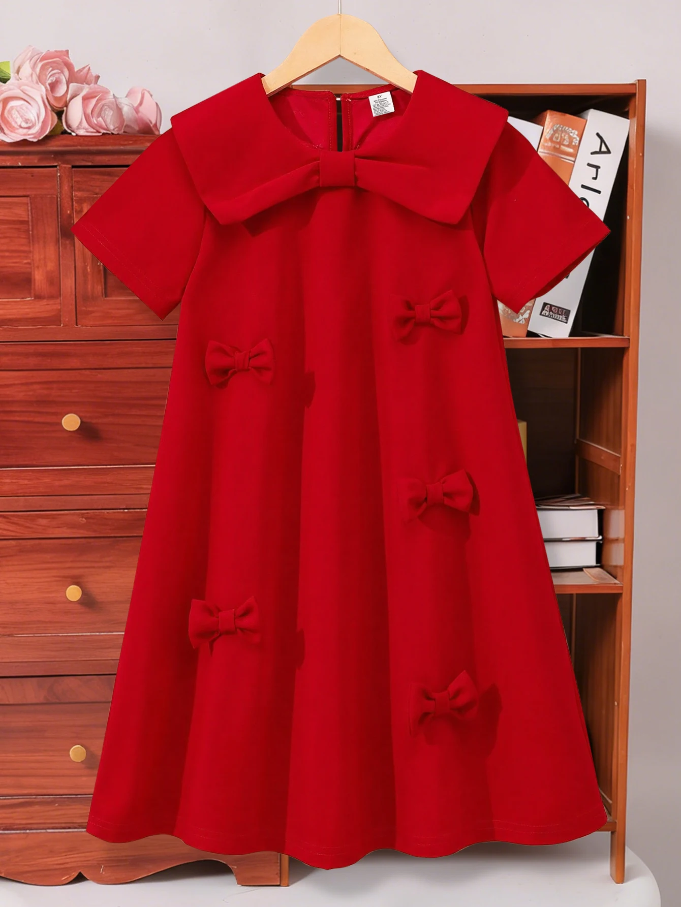 

Летнее тонкое платье в европейском и американском стиле для девочек, простое и удобное летнее платье с короткими рукавами, воротником-стойкой и бантом, милый прямой фасон А-силуэта с объемным бантом, молодежное и универсальное платье для девочек 8-9-10-11