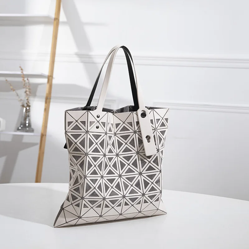 2025 تصميم الأزياء الجوف خارج تقسم هندسية حقائب اليد النسائية الفاخرة لامعة المعين كبير حمل حقيبة السفر عطلة حقيبة شاطئية