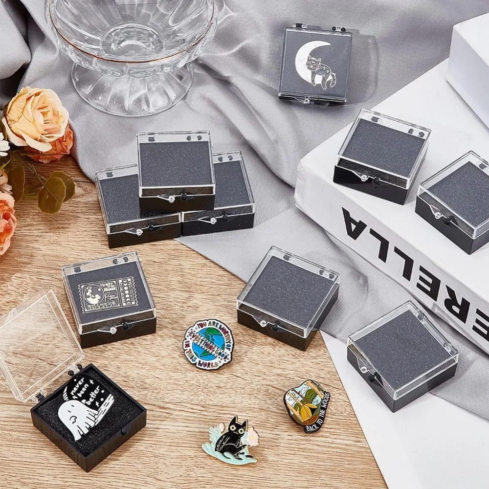 20 قطعة صندوق هدايا من البلاستيك الشفاف للدبوس 2x1.7x0.9 بوصة صناديق عرض سوداء لشارة شفافة التلبيب دبوس عرض العرض