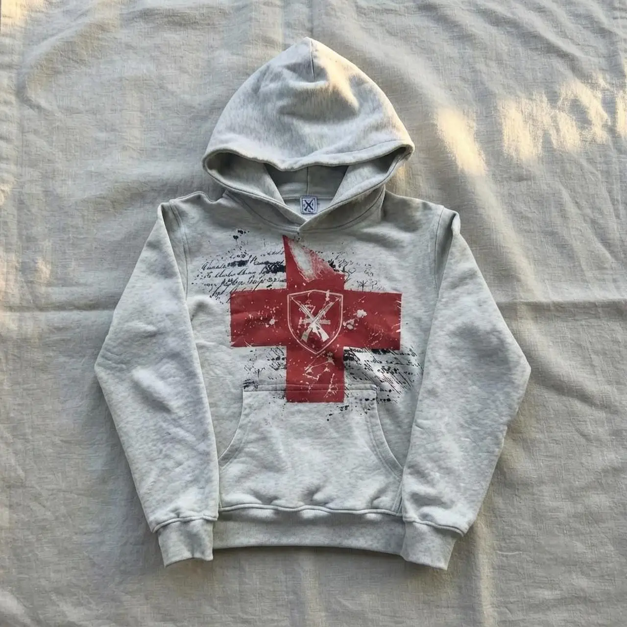 Damen-Kapuzenpullover im Dark-Style, schwarz, mit Hutkrempe, Lippen-Porträt-Print, lockerer Schnitt, überschnittenen Schultern, Kängurutasche, Pullover-Sweatshirt – Detail 2