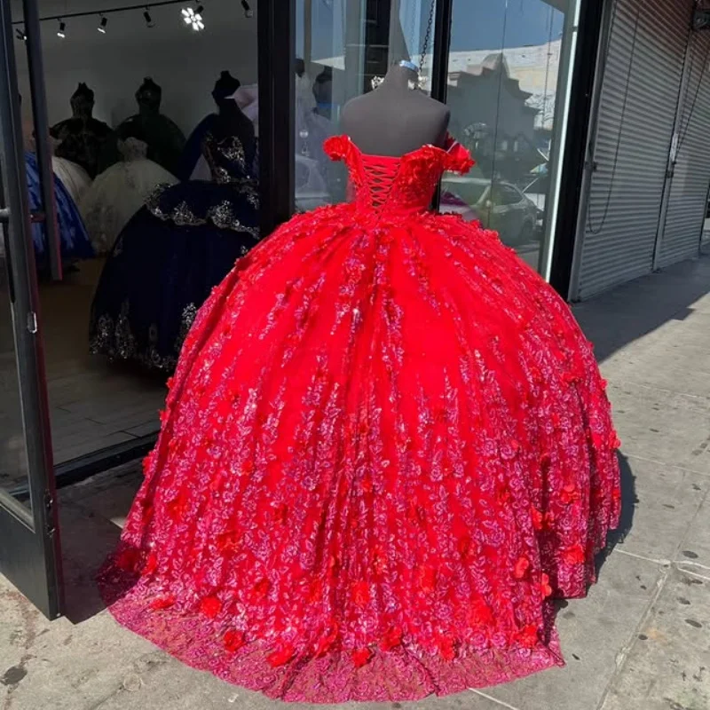 ชุดเดรสสีแดงประดับคริสตัลวิบวับ แบบเปิดไหล่ แต่งลูกไม้ ชายกระโปรงยาว ประดับดอกไม้ 3 มิติ สำหรับงาน Quinceanera ﻿ ปรับแต่ง