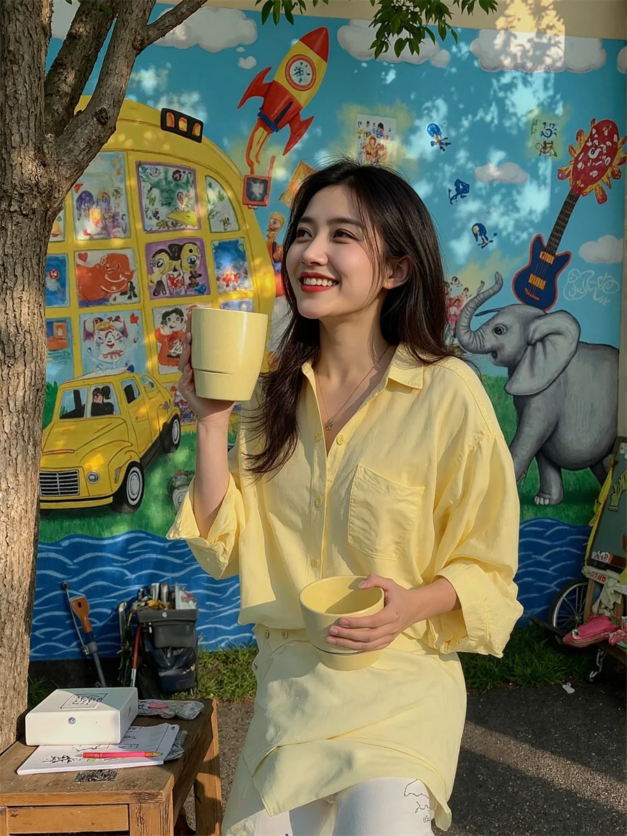 Langarm-Damen-Oberbekleidung, Hemden, geraffter Streifen, vertikaler Liniendruck, Knopfleiste vorne, ästhetisch, modisch, einfach, minimalistisch