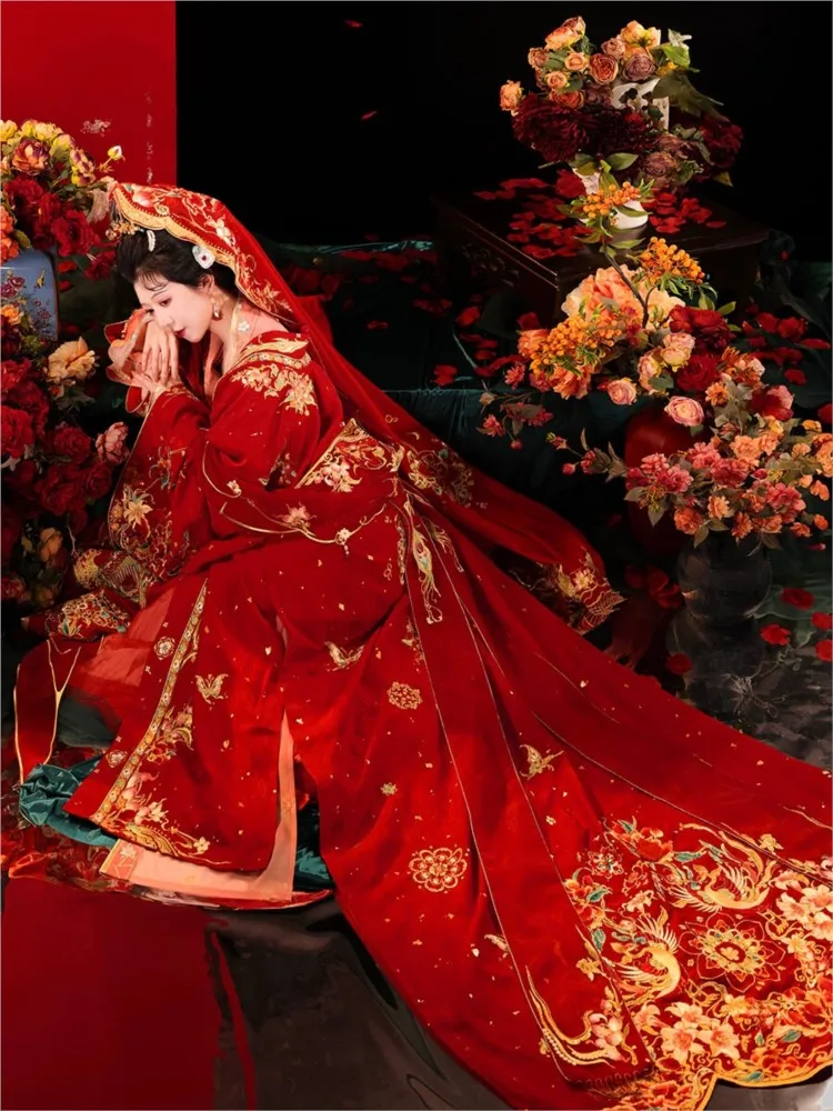 

Hanfu wedding dress with a long tail and song dance Chinese women's suit traditional gold embroidery