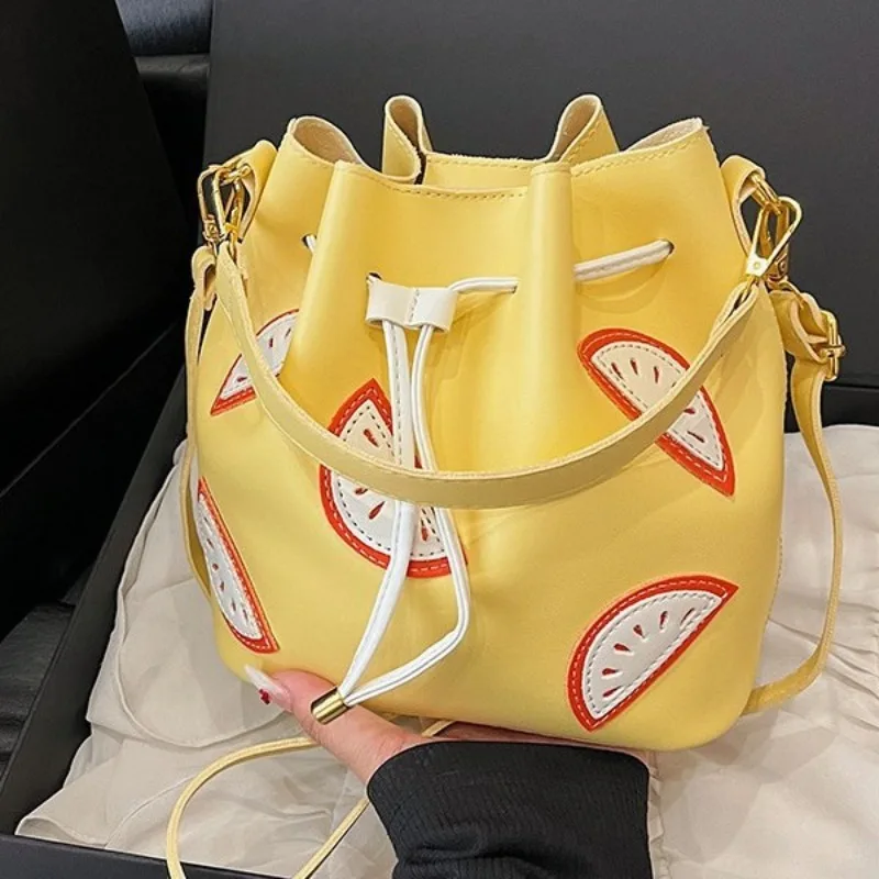 

Fashion portable bucket bag 2026 new personalized printed shoulder bag versatile bundle commuter messenger bag