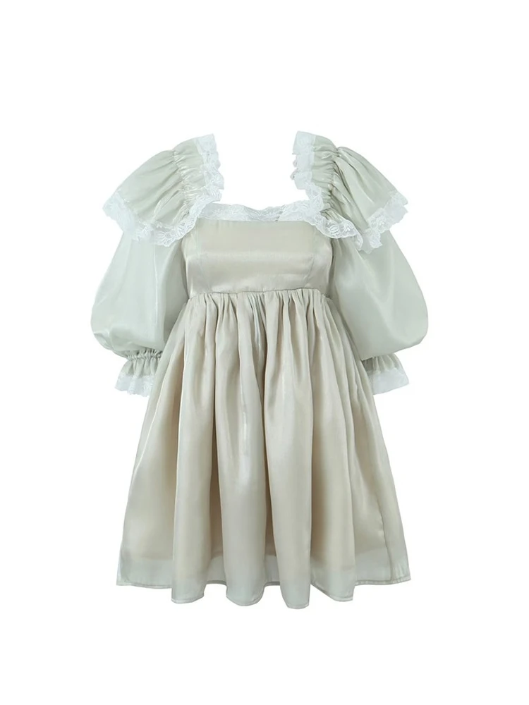 

Летнее платье А-силуэта с квадратным вырезом, кружевными вставками цвета шампань, рукавами-фонариками, завышенной талией и длинными рукавами в стиле принцесс.