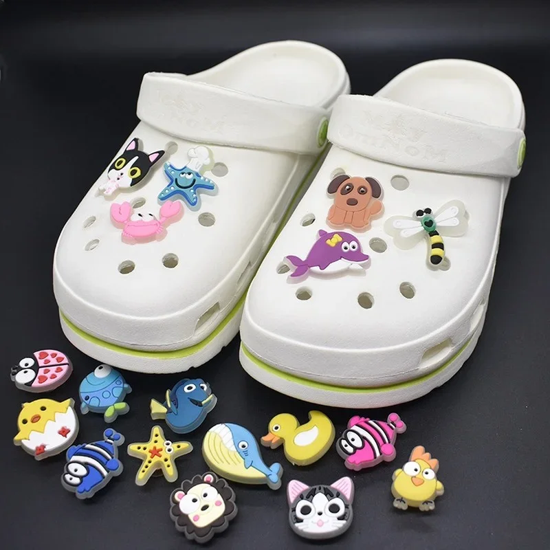 Hot 1 pz animali del fumetto ciondoli per scarpe in PVC fai da te Luminous Shoe aceessori Fit Croc zoccoli fibbia decorazioni bambini regali di