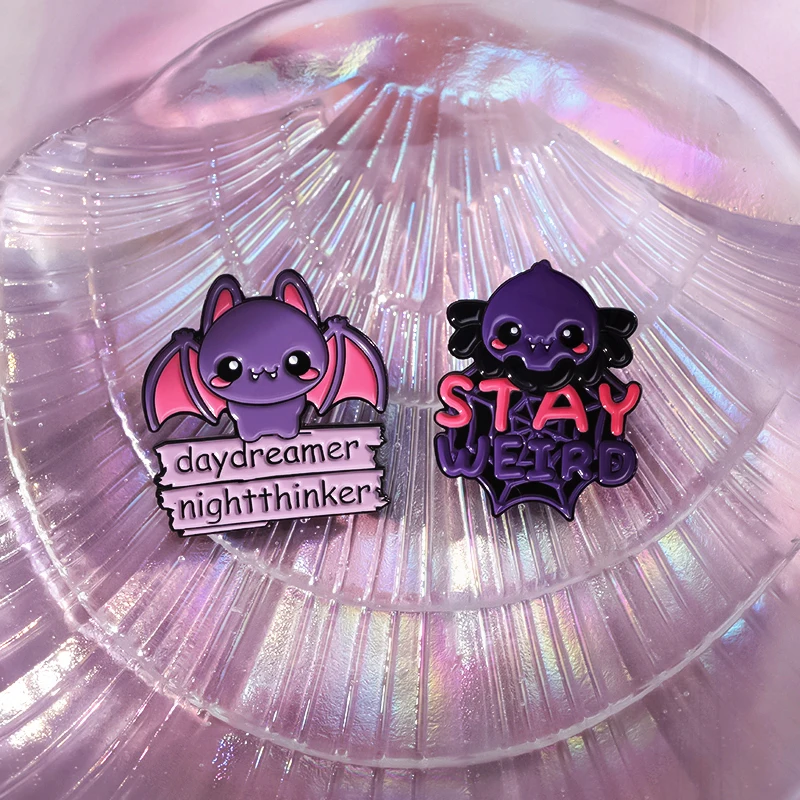 Pin de solapa de murciélago Stay Weird, insignias de animales de Halloween, regalo de joyería para niños, amigos, broche de esmalte mágico, personalizado, mago de rana