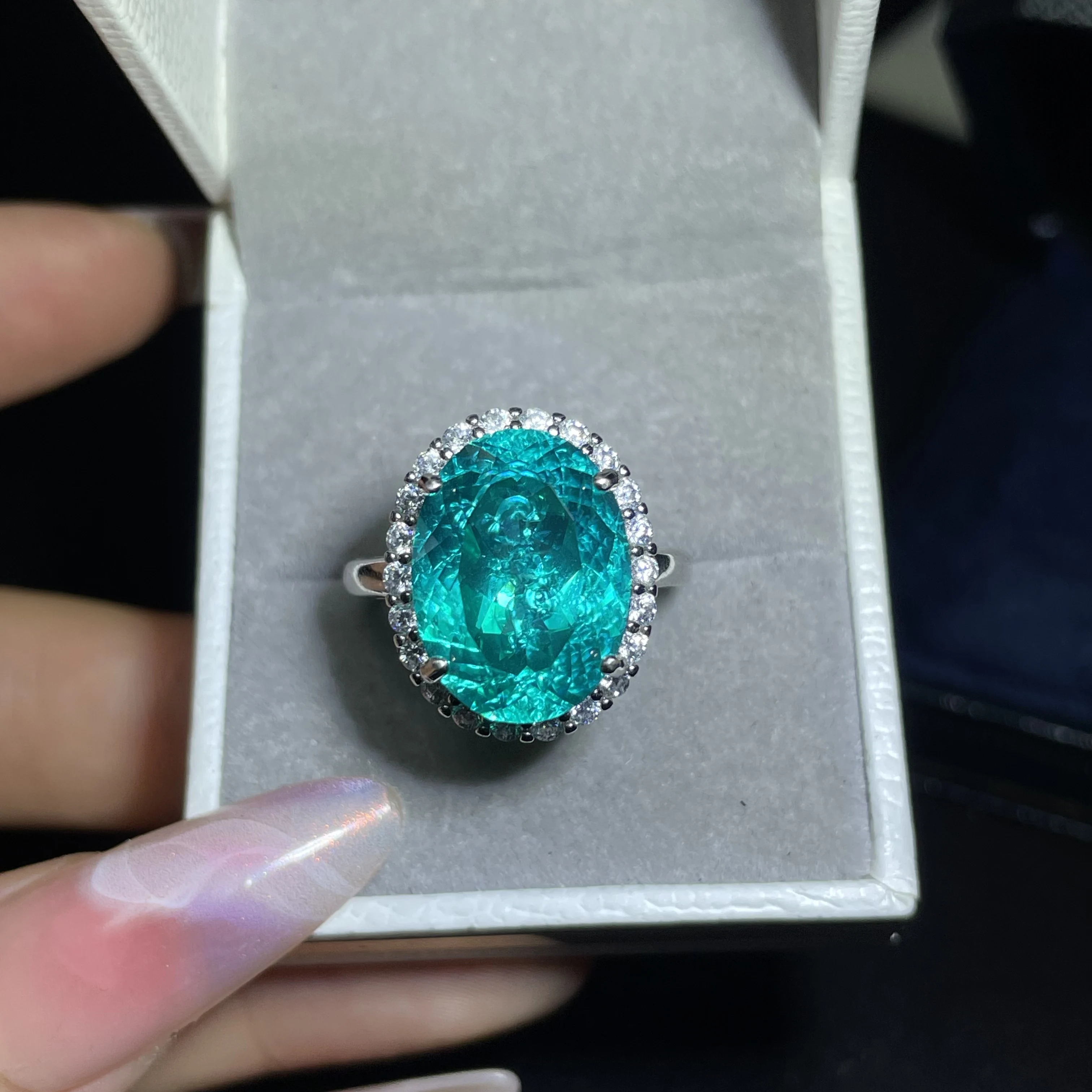 Pure natural Paráite 25-carat super-large pigeon egg gemstone ring set with diamonds - the highlight of the event