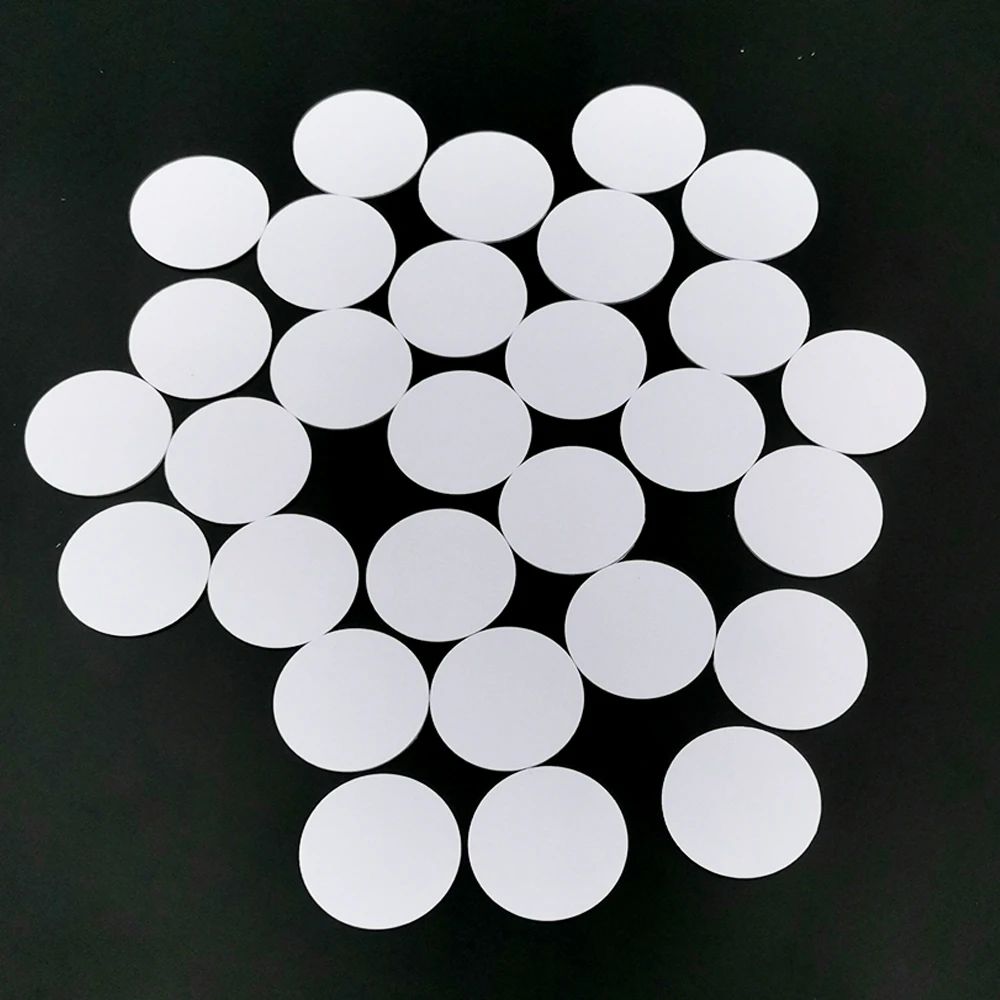 20 قطعة/50 قطعة 13.56 ميجا هرتز Ntag215 عملات بطاقات 504 بايت ISO/IEC 14443 A 25 مللي متر مقاوم للماء PVC Ntag 215 NFC العلامة