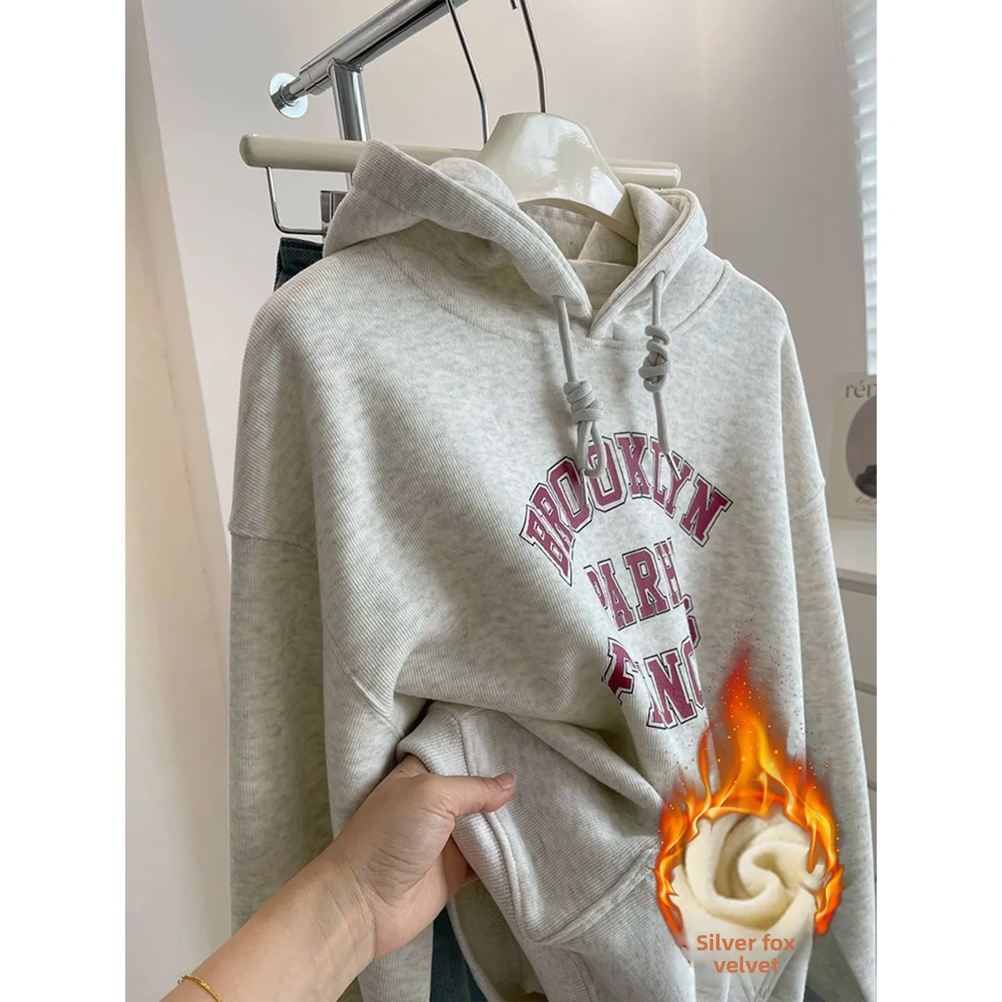 Bluza plus size z nadrukiem liter, luźny krój, wyszczuplająca, jesienno-zimowa, amerykańska marka modowa, damska bluza, casualowy top.