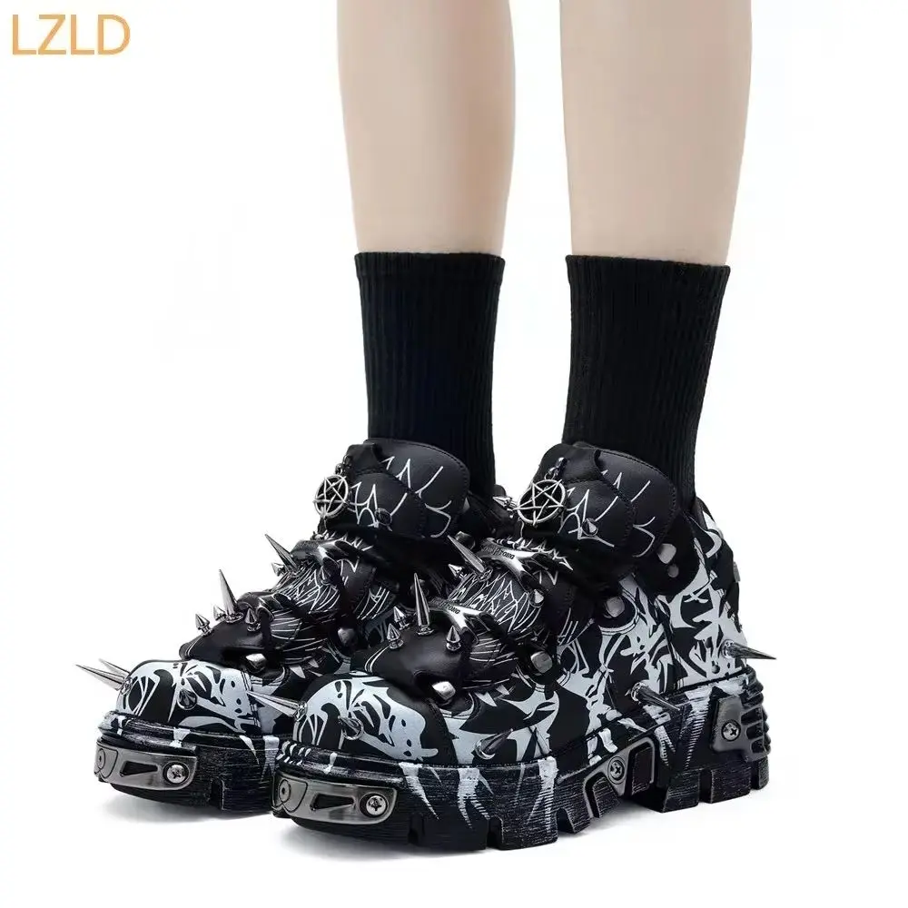 

Мотоциклетные ботинки в стиле панк-рок с металлическими заклепками, новинка 2024, модные короткие ботинки с разноцветным принтом, круглые спортивные повседневные ботильоны на платформе