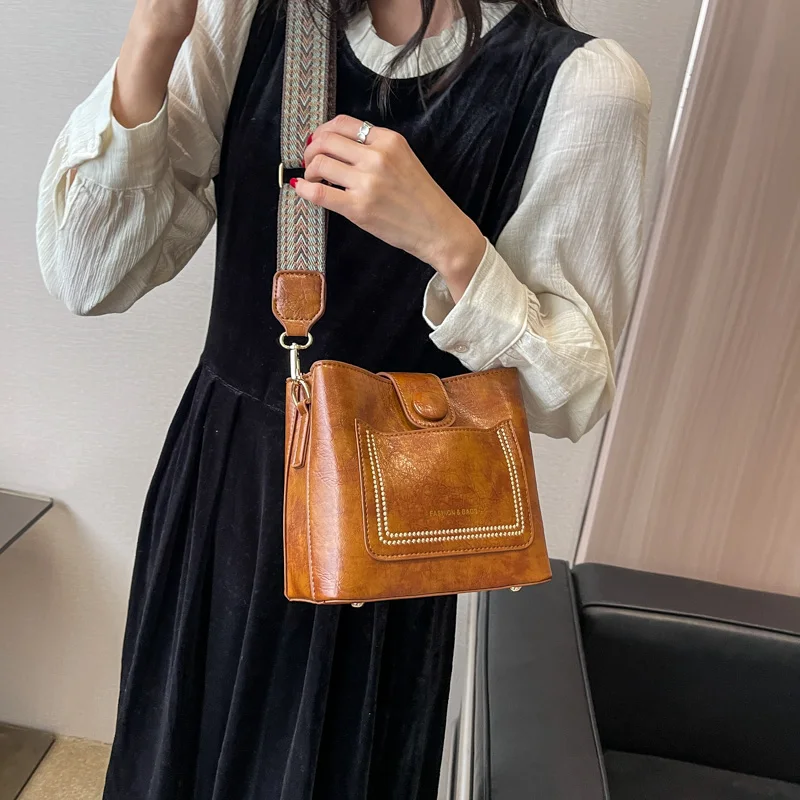 Small Korean Retro Spring/Summer Versatile Commuter Wide Shoulder Strap Crossbody Bag for Women 2024 New High end Water Bucket