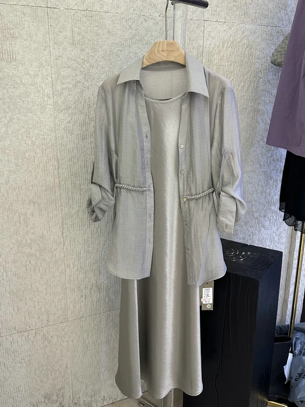 

Элегантный комплект: рубашка и платье-халтер. Женский модный костюм-двойка Весна 2026: рубашка с рукавом три четверти и длинное платье с поясом.