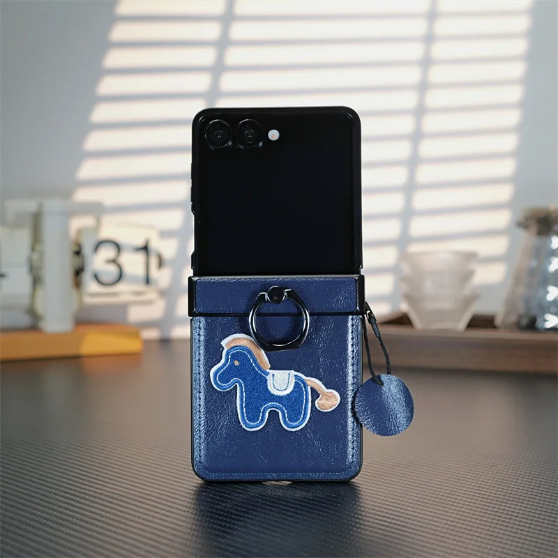 Premium PU-Leder Handyhülle mit Pferde-Stickerei für Samsung Galaxy Flip 8 7 FE 6 5 4, Faltbare Schutzhülle mit Fingerringhalter