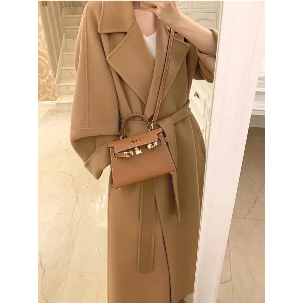 معطف صوفي أحمر مقاس كبير للنساء شتوي فضفاض مناسب متوسط الطول ملمس فاخر ملابس خارجية عصرية مصنوعة من مزيج البوليستر كوري...