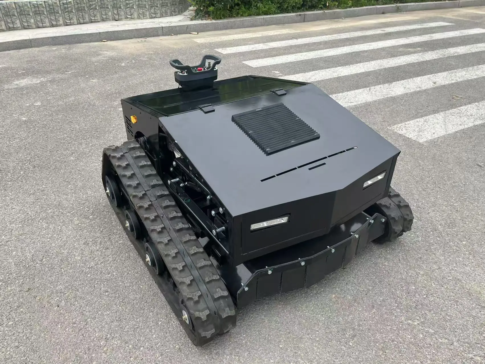 卓越したZNW - 800Bリモート芝刈り機：7.1Lタンク、1.2L/H燃料 - 燃費が良く、超耐久性のあるホイールで効率的かつ長持ちする刈り込みを実現