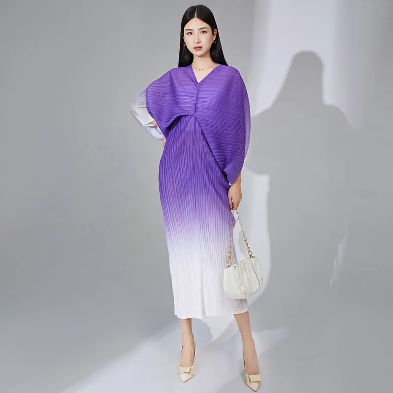 

Women Dress Miyake Pleated Autumn New Fashion Gradient Colour V-Neck Batwing Sleeves Loose Stretch For Female 45-75kg