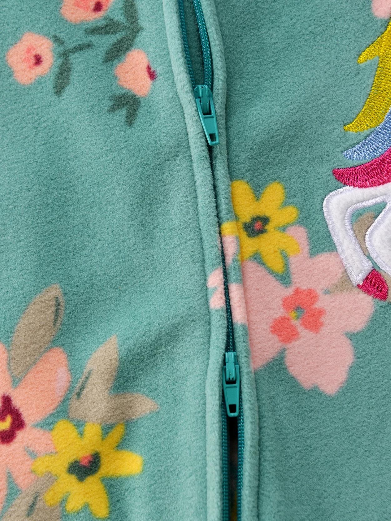 Baby-Mädchen Strampler aus Polarfleece mit Stern-, Blumen- und Tupfenmuster, Cartoon-Stickerei, Füße, Zwei-Wege-Reißverschluss, Warmer Einteiler für Herbst und Winter – Detail 8