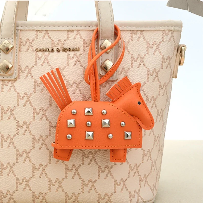 اليدوية بولي Leather الجلود المدرعة الحرب الحصان قلادة موضة الفضة المسامير الحصان حقيبة إكسسوارات جذابة قلادة سيارة هدية عيد ميلاد