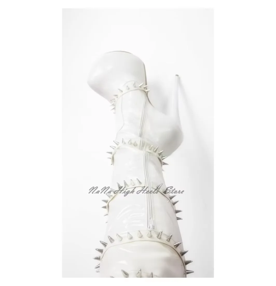 

Женские сексуальные ботфорты на платформе с заклепками и круглым носком, на высоком каблуке-шпильке, белые, кожаные, на молнии, для клуба и вечеринок