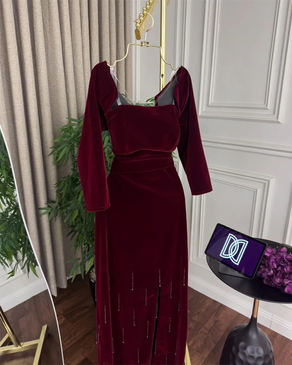 Вечернее платье по индивидуальному заказу. Изысканное бордовое бархатное платье с открытыми плечами и длинными рукавами. Прямые хрустальные платья для особых случаев.