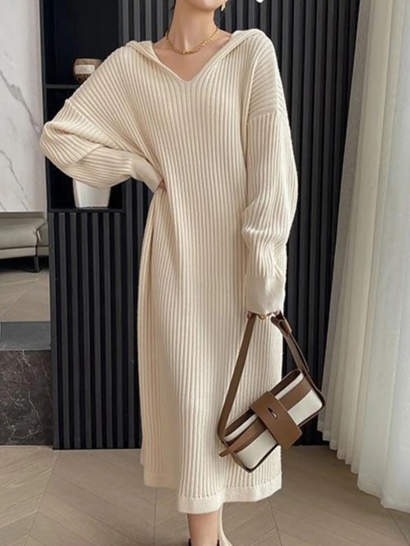 فستان نسائي متوسط الطول بغطاء للرأس بلون سادة، أزياء خريفية أساسية بأكمام قصيرة، نمط فستان يومي طويل