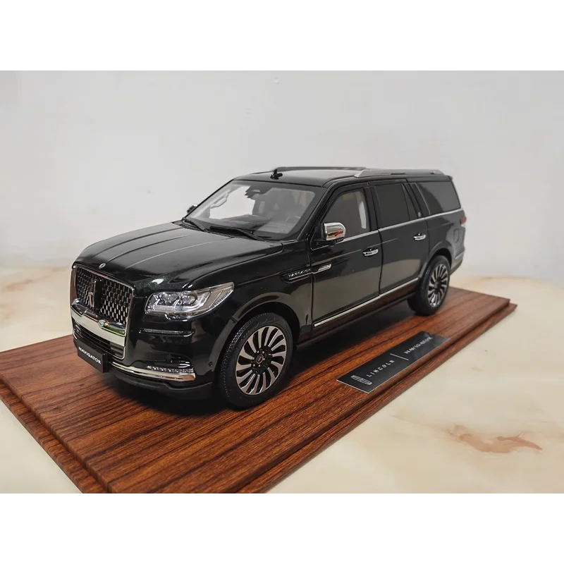 

Diecast 1:18 Scale Lincoln NAVIGATOR 2023 SUV Alloy Car Model Collectible Toy Gift Souvenir Display Ornament