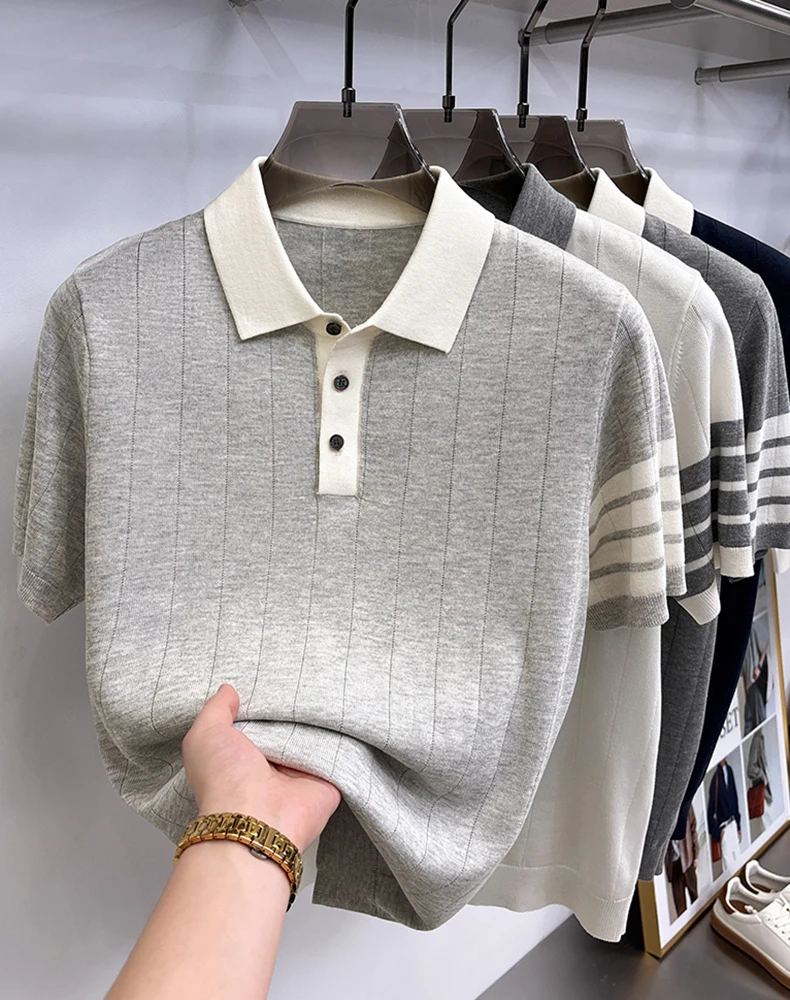 Hochwertiges gestricktes gestreiftes Kurzarm-Poloshirt für Herren, modisch, luxuriös, sommerlich, weich, bequem, lässig, farblich abgesetzt, mit Reverskragen. – Detail 8