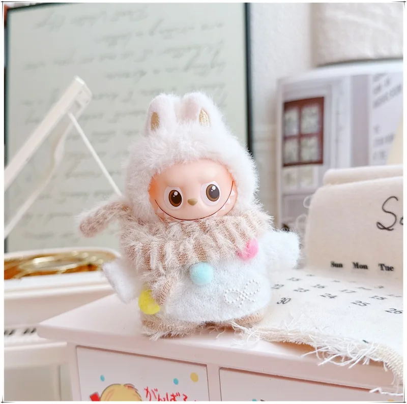 Für Mini Labubu Kleidung Beliebte Produkte v4 Puppe Süßes Kleid Freizeitset Weißer Pullover, Kaffeefarbene Hosen, Schal Spielzeugkleidung
