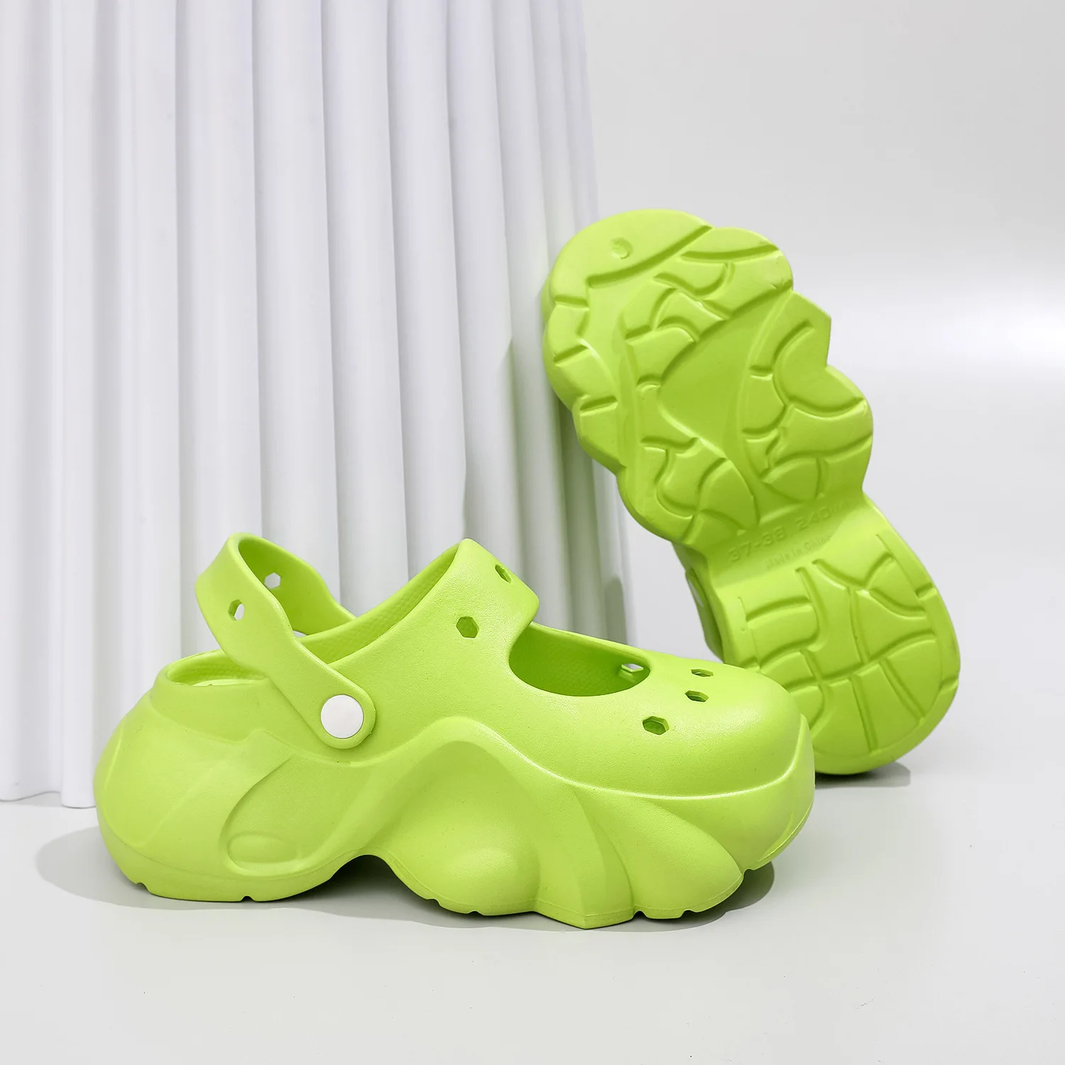 2024 New Women Thicken Sole Sandals Fashion Outdoor Girls Hole Shoes Soft Lightweight EVA Slippers Ladies Summer Beach Sandals