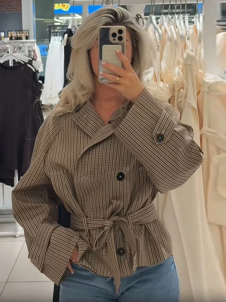Klassischer karierter kurzer Trenchcoat für Damen, schickes Revers, zweireihig, mit Taillengürtel, langen Ärmeln, Herbst-Windbreaker-Oberbekleidung – Detail 3