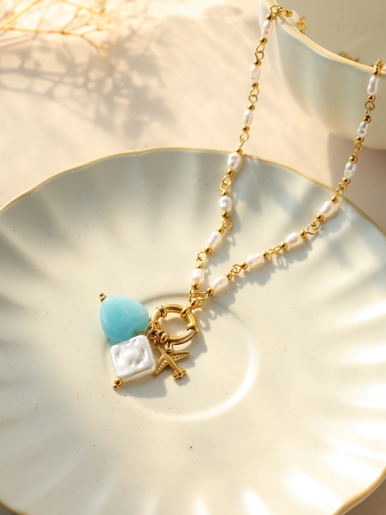 Colorful natural stone pearl heart bee airplane pendant necklace suitable for women stainless steel fashion personality jewelry