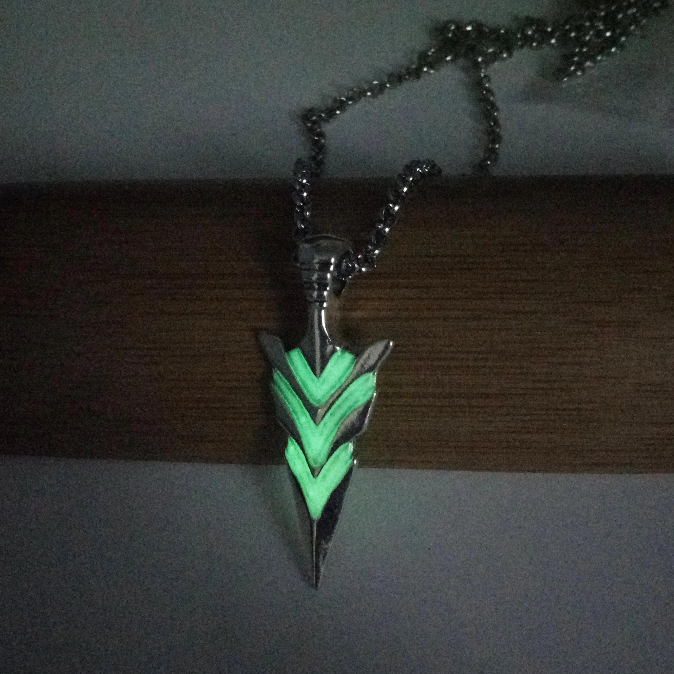 

Luminous Glowing Arrow Pendant Necklace Knight Spear Necklace Glow In The Dark Pike Necklace for Women Men Halloween Gift