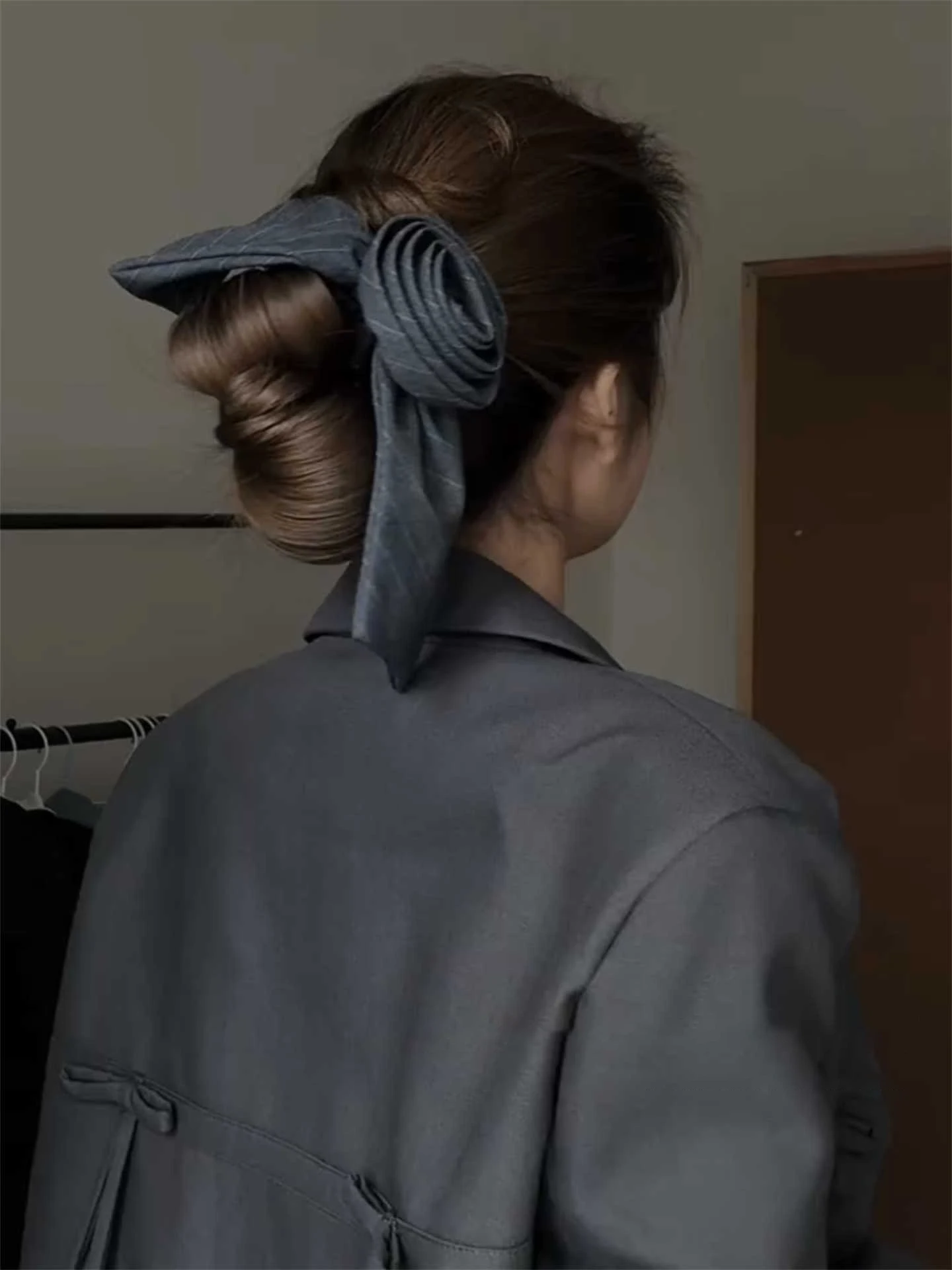 presilha-de-cabelo-elegante-com-flor-rosa-cinza-e-laco-borboleta-acessorio-feminino-estilo-vintage-para-coque-grampos-de-ca
