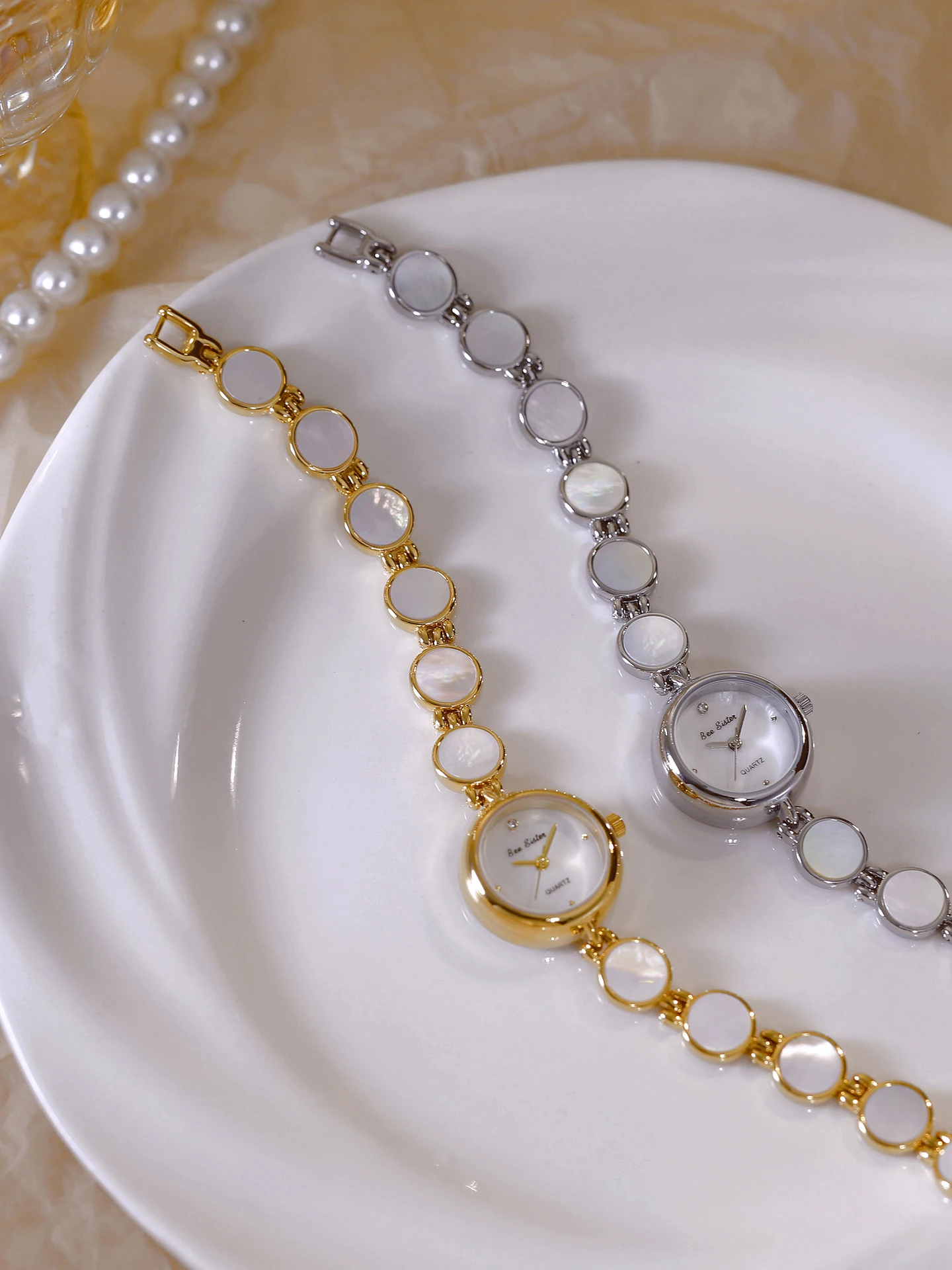 BS 브랜드의 새로운 2025 여성을위한 시계 자연 컬러 조개 팔찌 시계 여성을위한 골드 패션 석영 방수 시계 선물