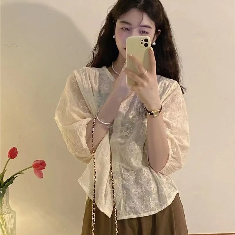 

Ele Embroidered Lace round Ne irt Women's Loose Fit Spring Korean Sle Versatile Design Trendy Top Pure Color Lanter...