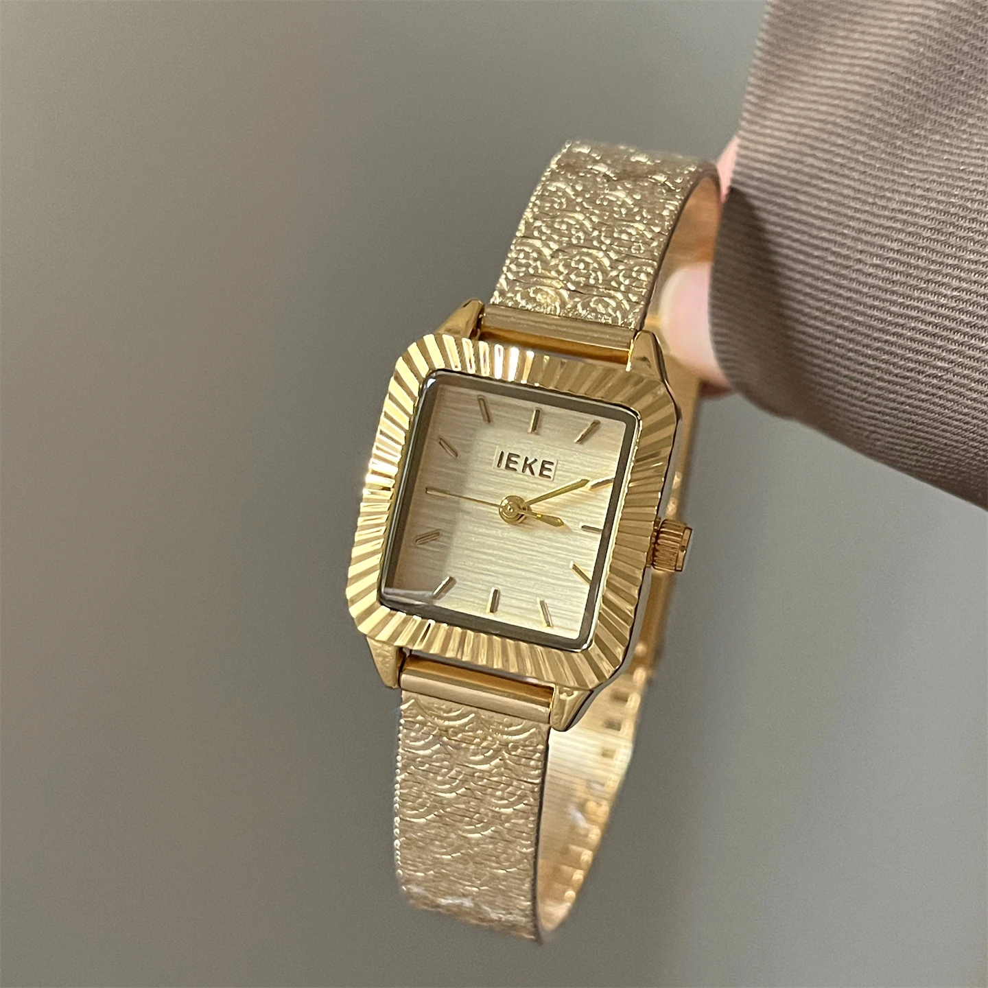 

Gold Tinfoil Hot Square Watch Creative High-End Temperament Niche Exquisite Luxury Versatile Women'S Quartz Watch Accessories