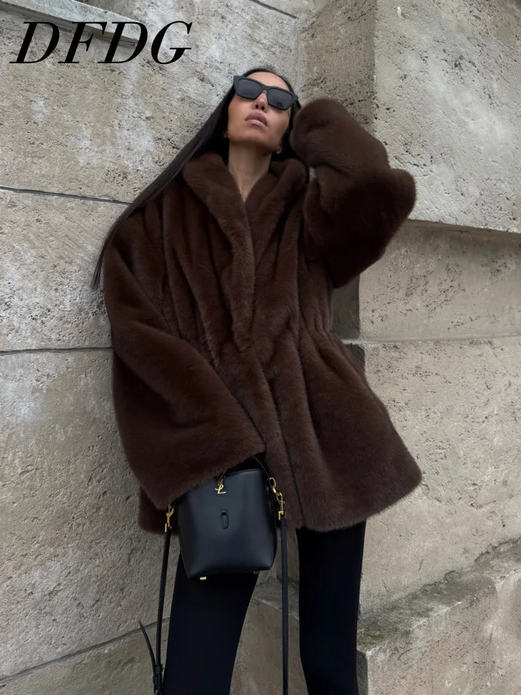 DFDG 2025 الخريف الشتاء المرأة خمر فو المنك معطف قصير أفخم خندق سترة الحد الأدنى مصمم تيدي ملابس خارجية معطف #1