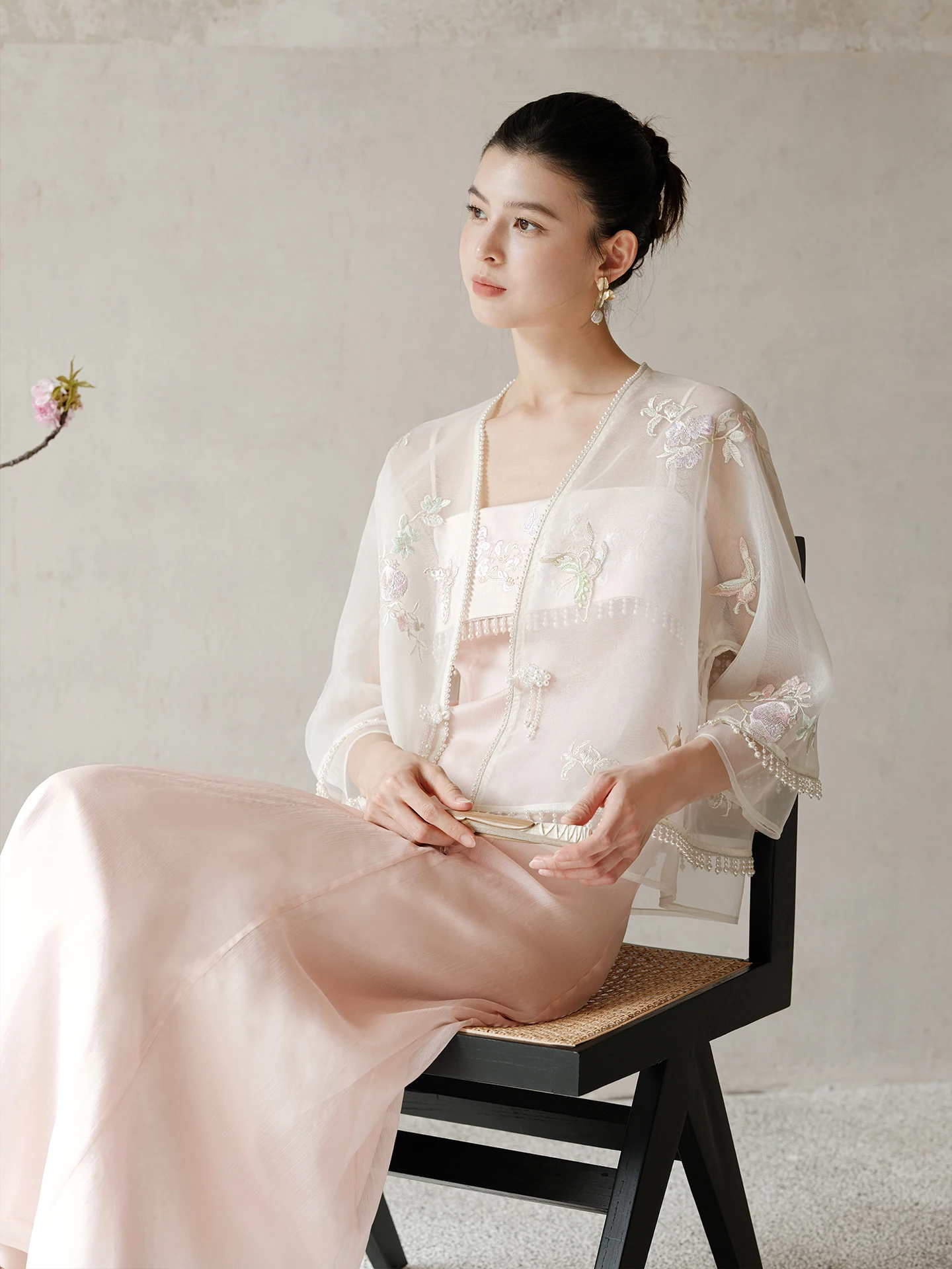 

Женская летняя прозрачная блузка Ele Pearl Embroidery Light Jaet свободного кроя с коротким рукавом, круглым вырезом и одной пуговицей