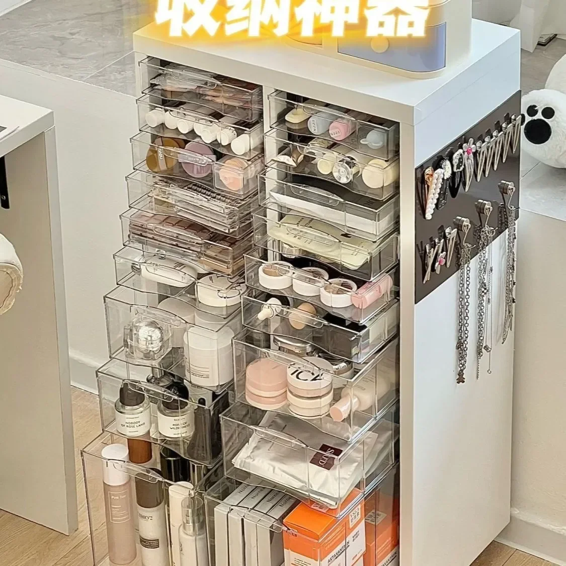 Next to the dresser, cosmetics, iron storage cabinet, floor-to-ceiling removable air cushion, puff, eyeshadow, multi-layer