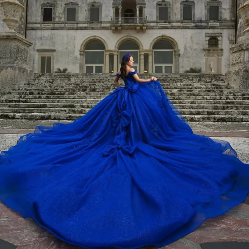 ชุดเดรสงาน Quinceanera สีน้ำเงินรอยัลเงางาม ประดับคริสตัลวิบวับ ลายดอกไม้ 3 มิติ พร้อมหางยาวและโบว์หลายชั้น ชุดเดรสสำหรับงาน Quinceanera อายุ 15 ปี ﻿ ปรับแต่ง