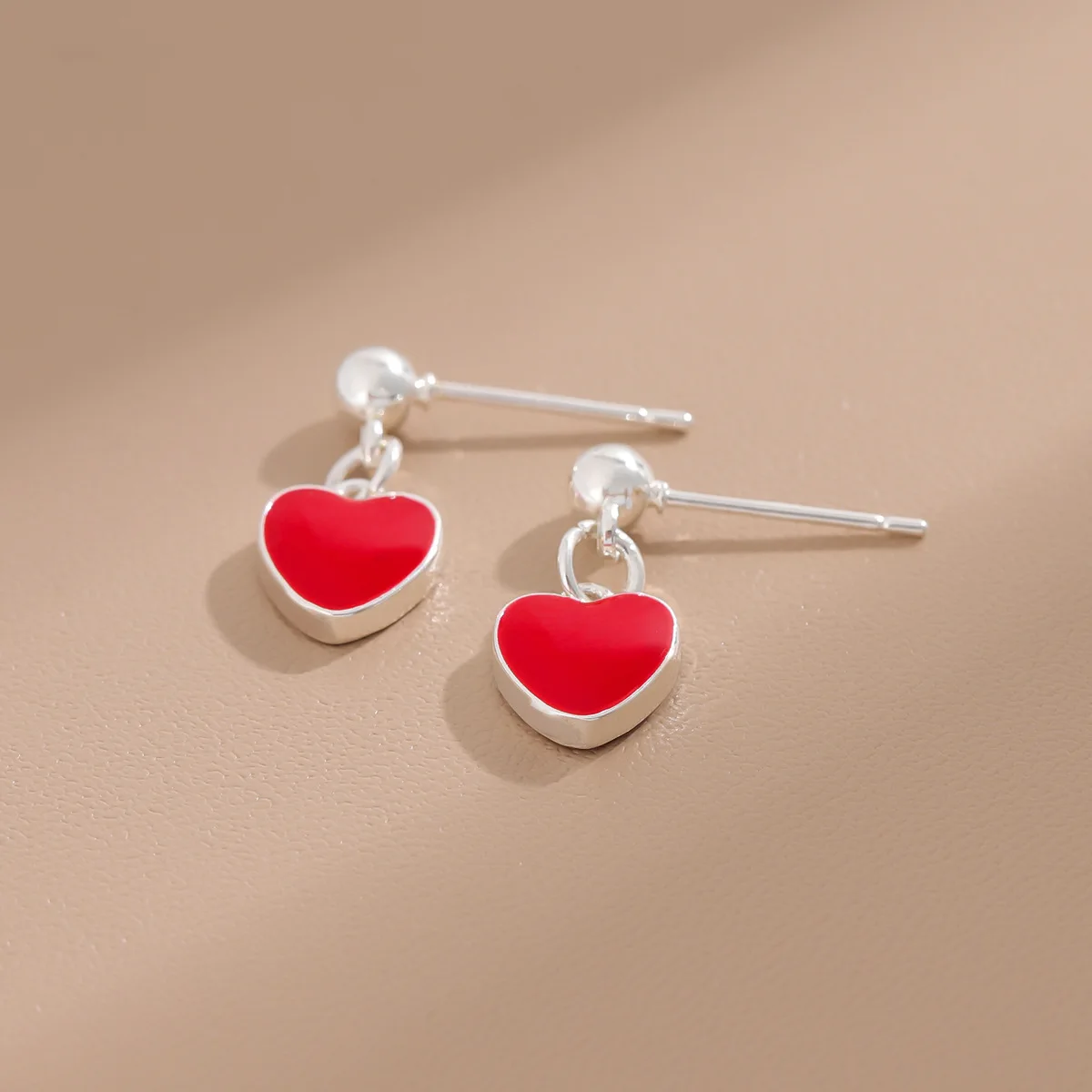 

Модные серьги-гвоздики из стерлингового серебра 925 пробы с красными бусинами в форме сердца, E277