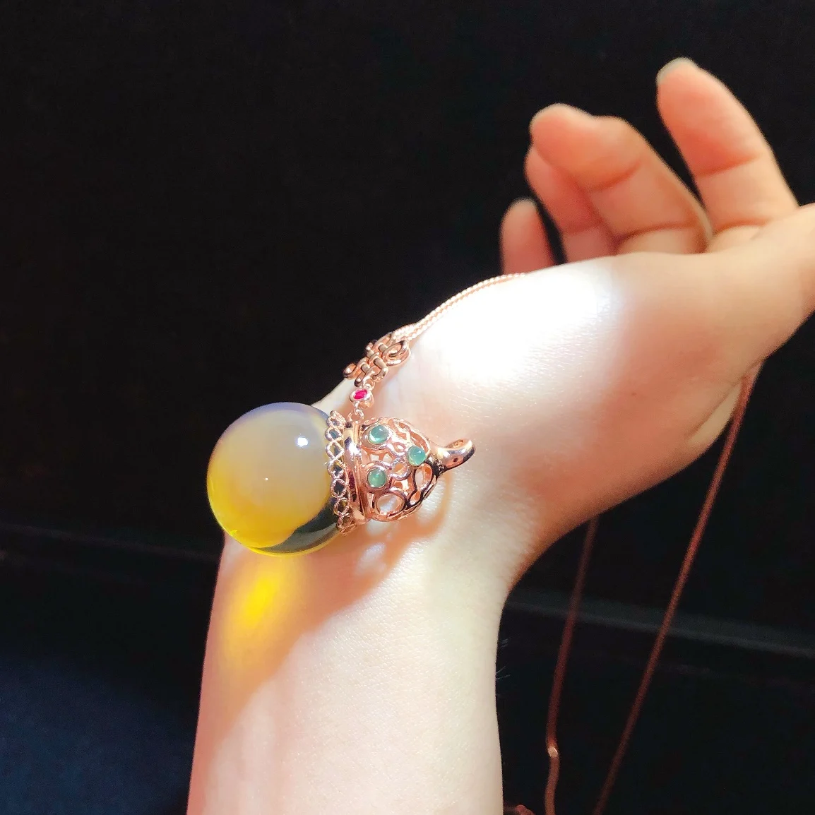 Pingente exclusivo em formato de garrafa de vinho, corrente de prata banhada a ouro com pedra âmbar azul natural de 20 mm, presente perfeito para mulheres