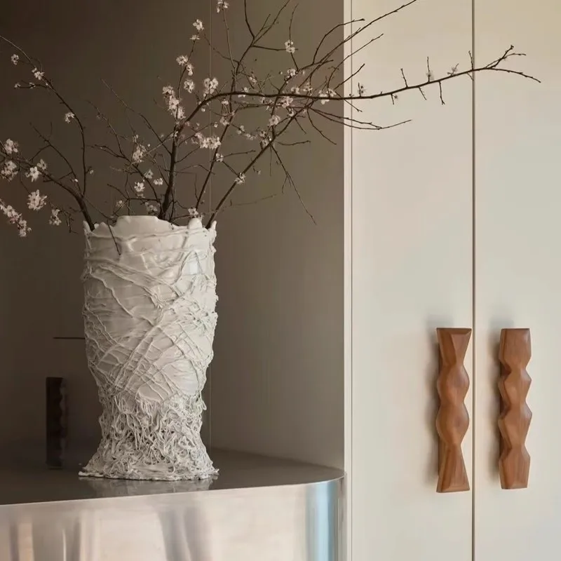 Modern Italian minimalist creative pleated and light wound vase ornament study tabletop ornament