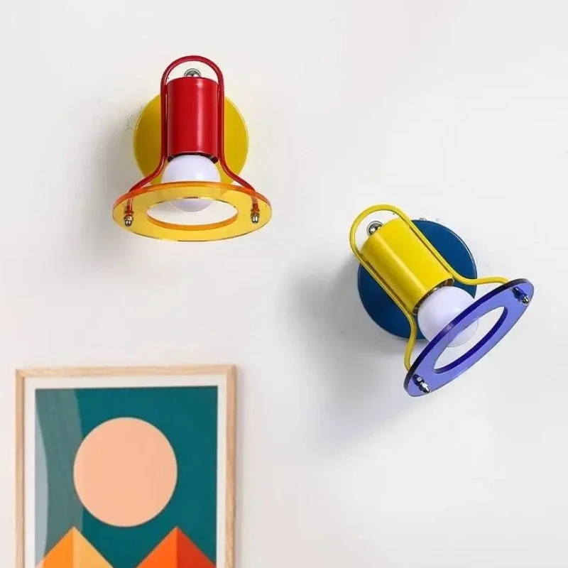 

Сине-красные настенные светильники Мемфисский дизайн Настенные светильники для гостиной Акриловое бра Красочные декоративные прикроватные светильники для спальни для учебы