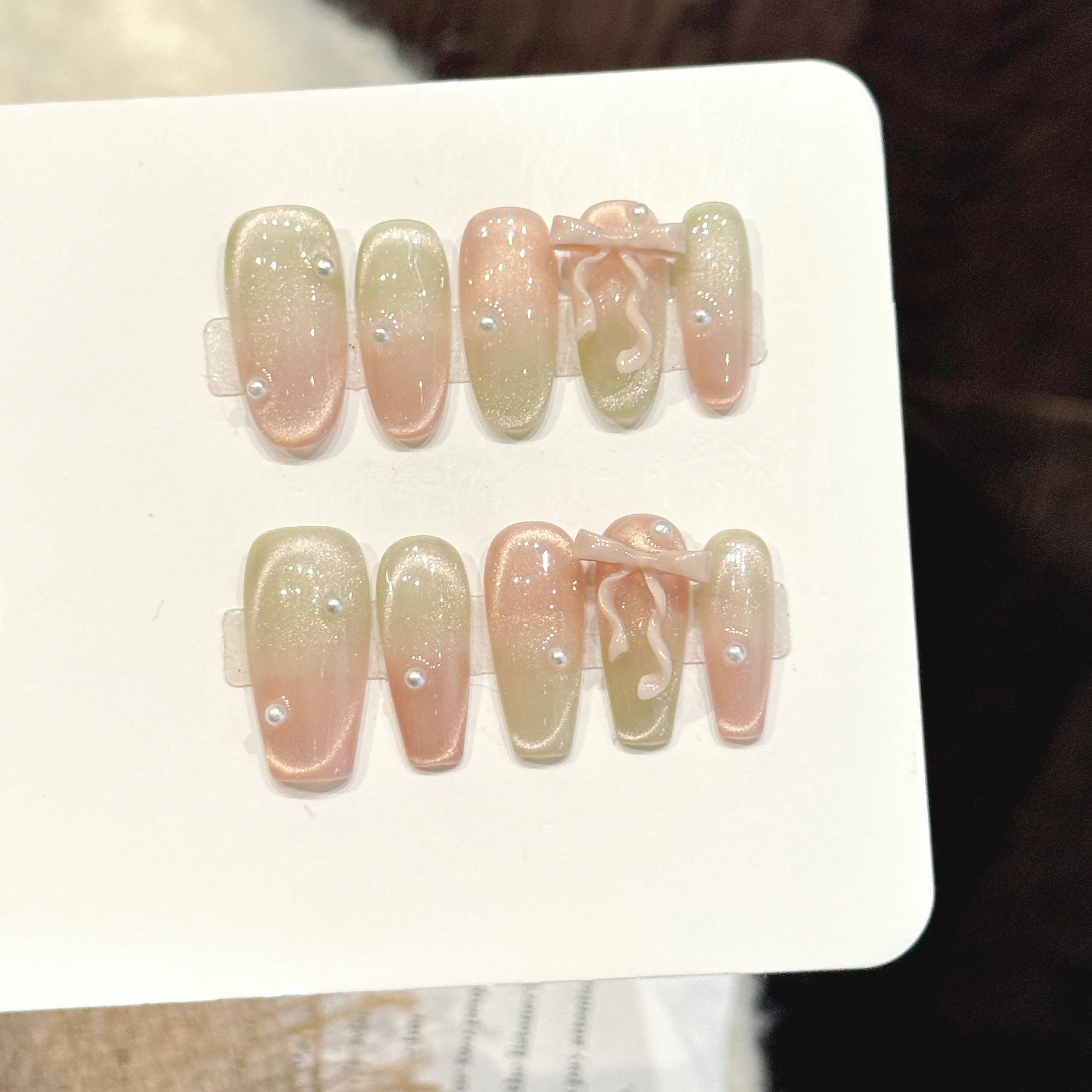 10 Uds. Uñas postizas ovaladas medianas hechas a mano, hermosas uñas postizas, perlas brillantes con lazo rosa-verde, adecuadas para que las mujeres las usen