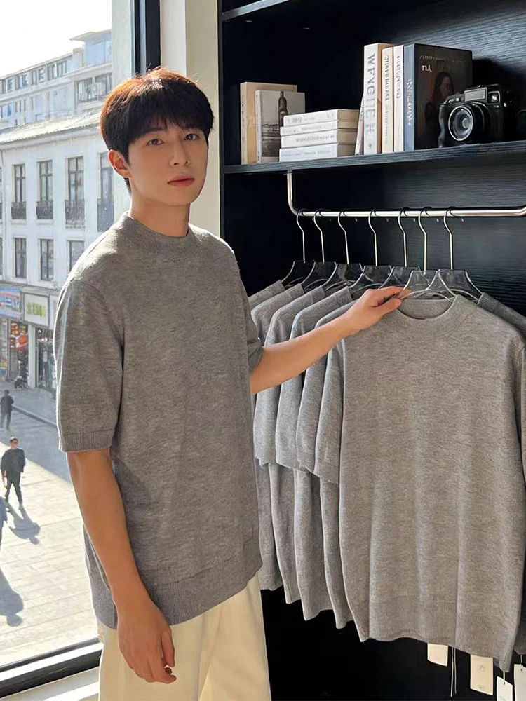 

Светло-серая вязаная мужская футболка с коротким рукавом, базовый слой для ношения под одеждой, зимний вариант в стиле casual, премиум-класса, облегающий крой, круглый вырез горловины.