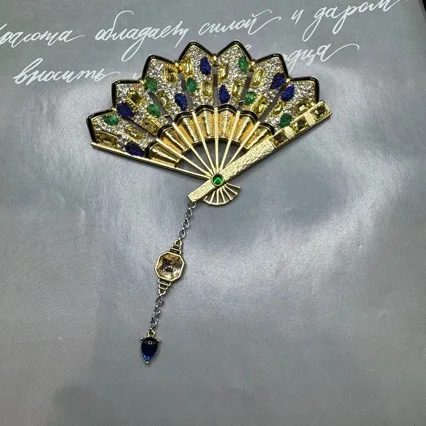 Vintage Fan Shape Brooch Women Gold Tone 5A Rhinestone Inlaid Copper Real Gold Plated Niche Elegant Statement Pin Jewelry